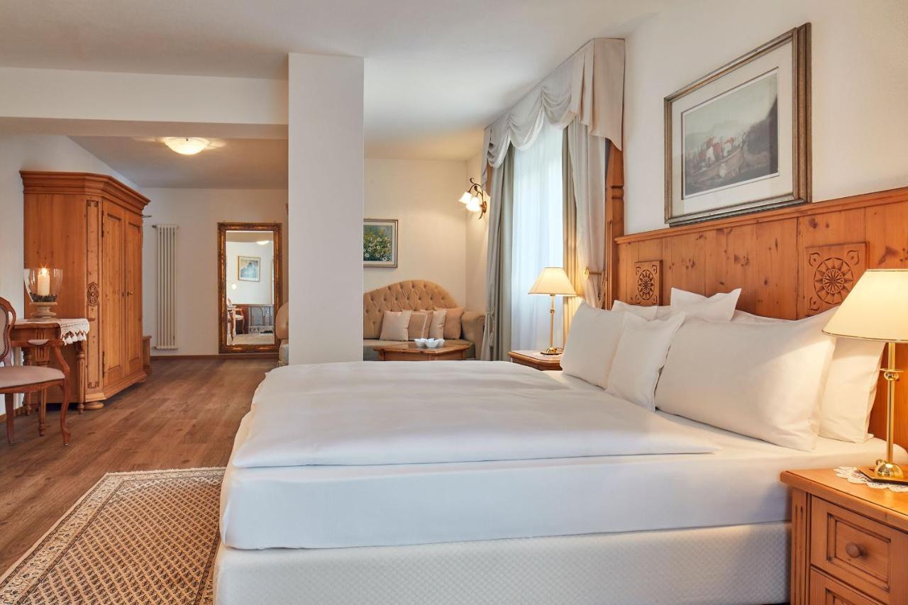 Hotel Table Corvara In Badia Exterior photo