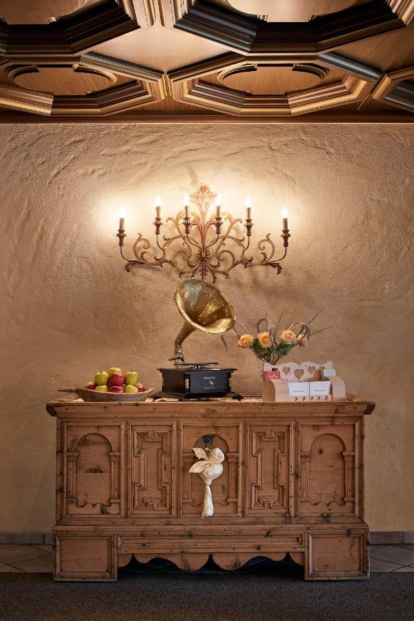 Hotel Table Corvara In Badia Exterior photo