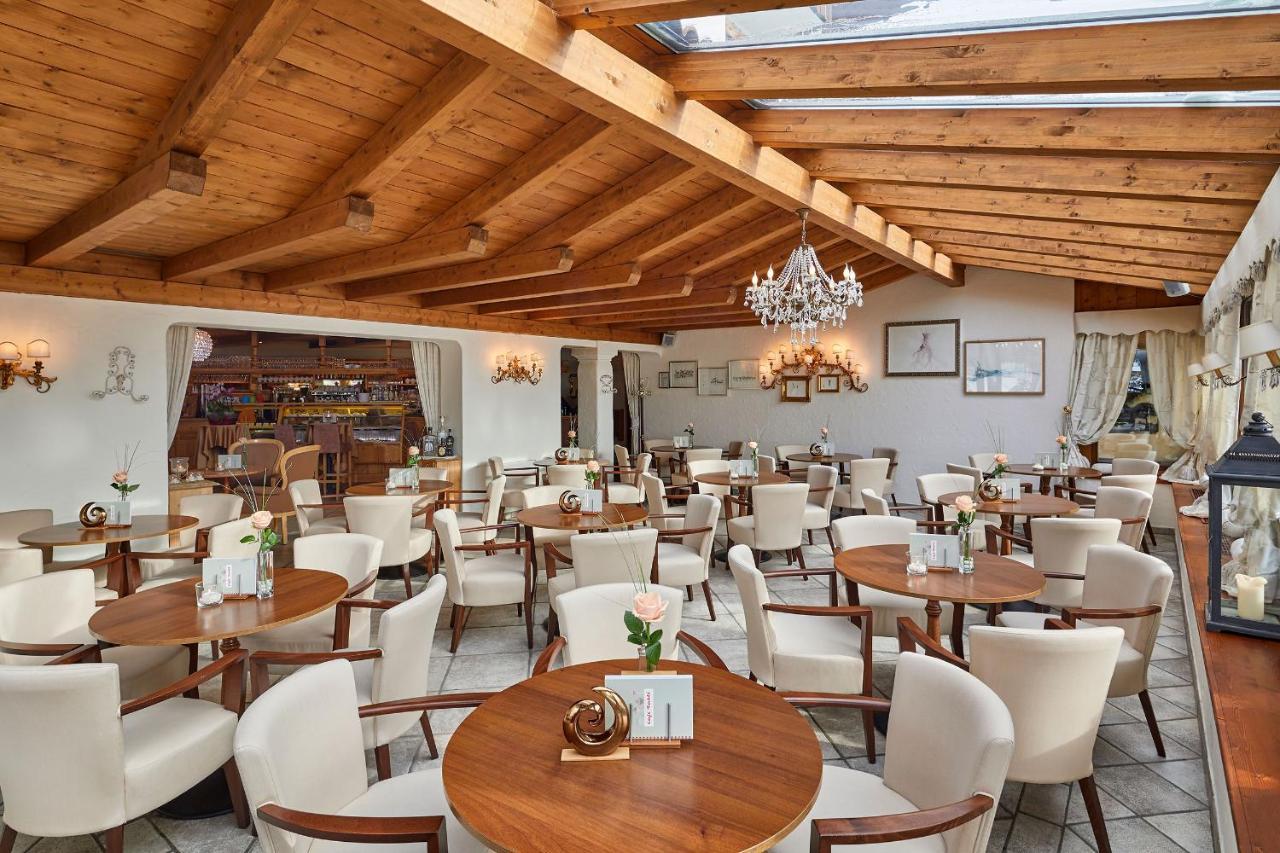 Hotel Table Corvara In Badia Exterior photo