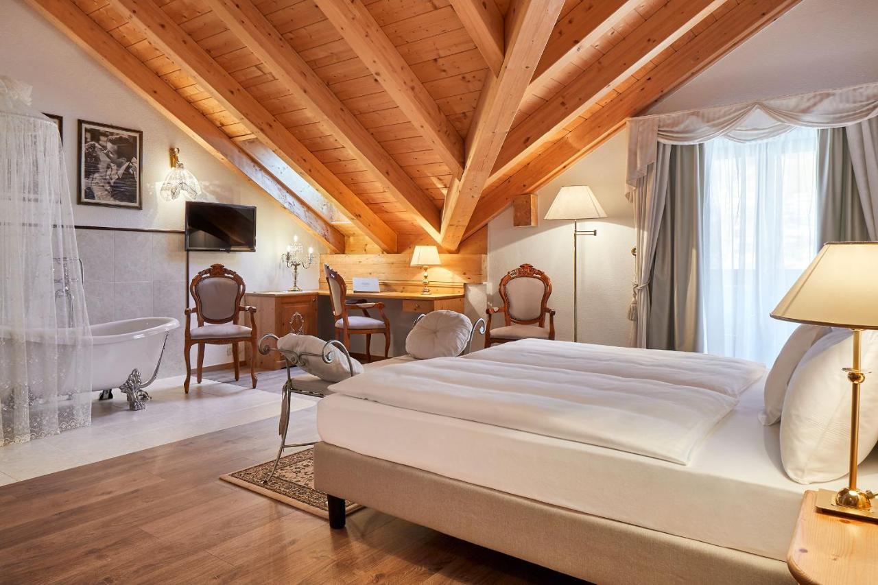 Hotel Table Corvara In Badia Exterior photo