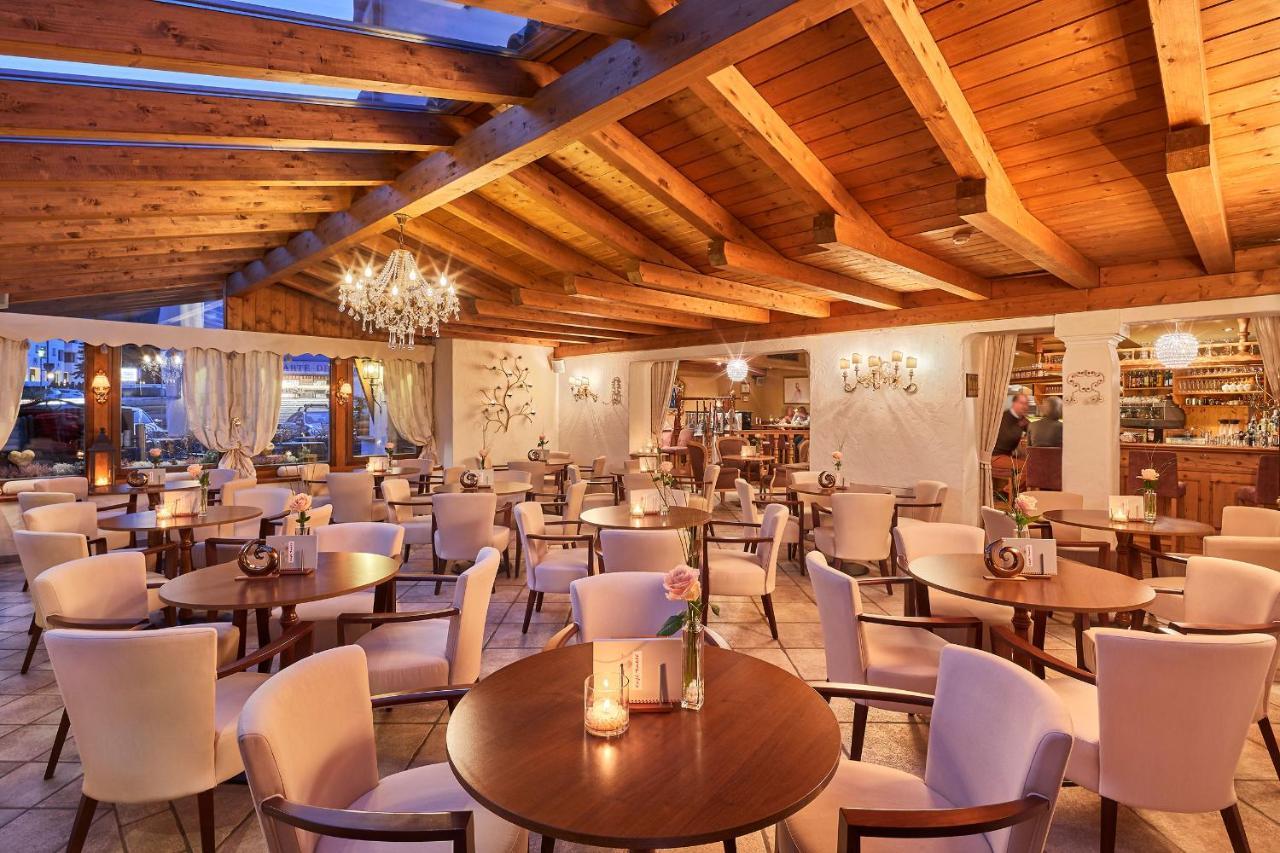 Hotel Table Corvara In Badia Exterior photo