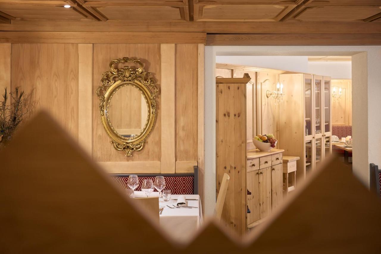 Hotel Table Corvara In Badia Exterior photo