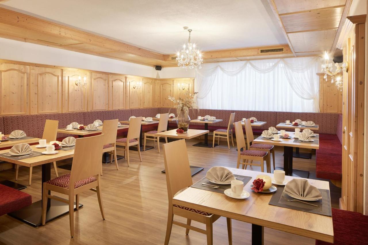 Hotel Table Corvara In Badia Exterior photo
