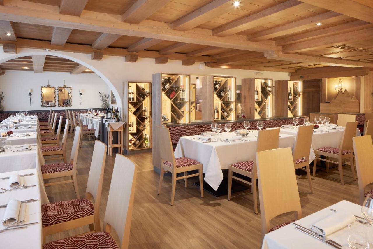 Hotel Table Corvara In Badia Exterior photo