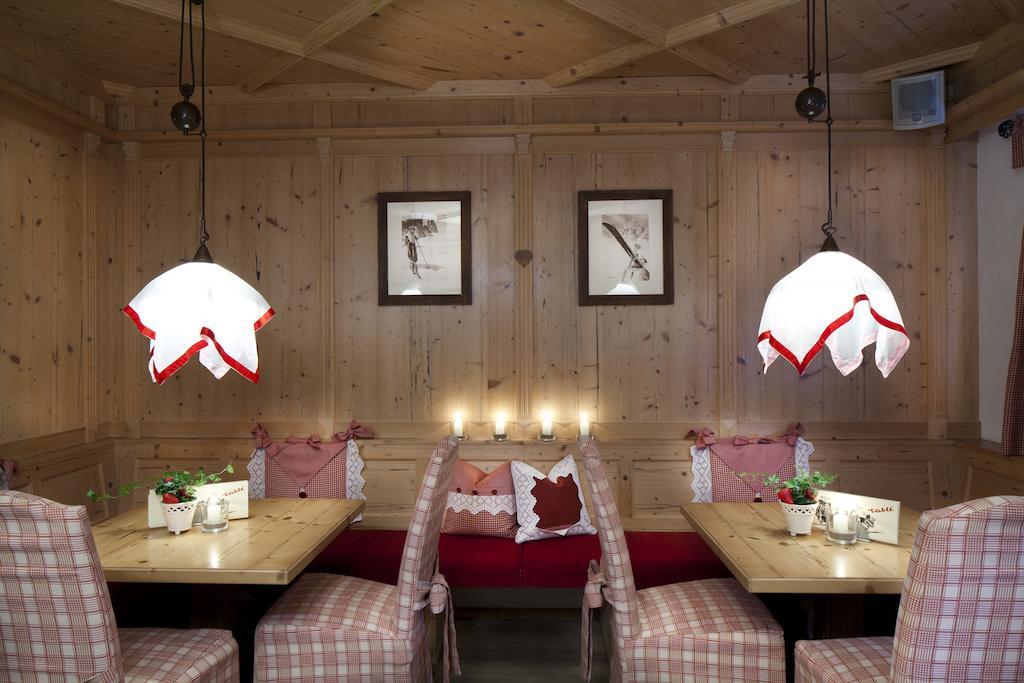 Hotel Table Corvara In Badia Exterior photo