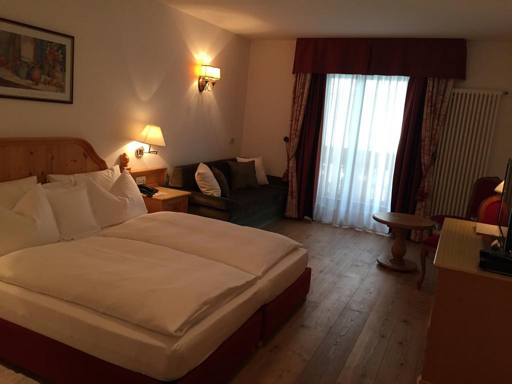 Hotel Table Corvara In Badia Exterior photo