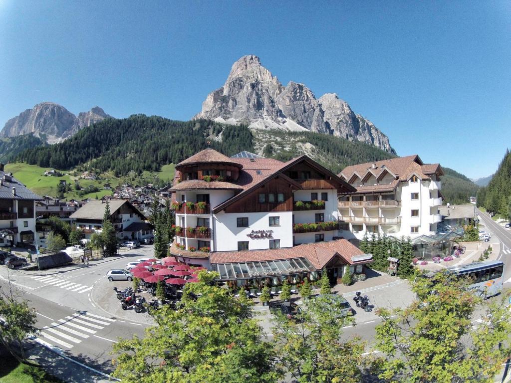 Hotel Table Corvara In Badia Exterior photo